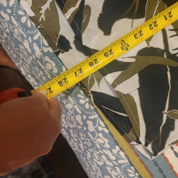 Liz Claiborne lightweight sleeveless blouse - Picture 4 of 4